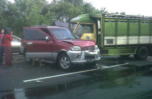 Melintang di Tol KM 18.600