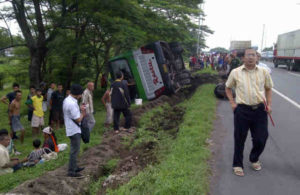 Bus Restu Terguling di Tol