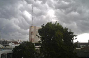 Mendung Menyelimuti Surabaya