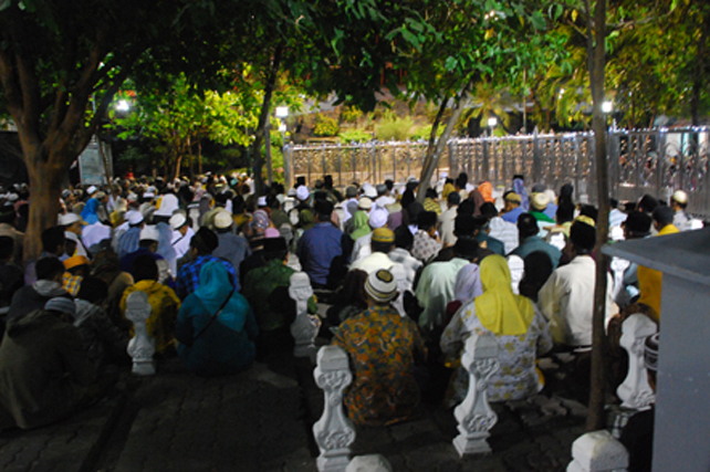 Makam sunan ampel terletak di dekat masjid