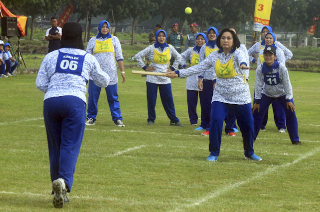 Serunya Ibu  ibu Jalasenastri  Bermain Kasti Suara Surabaya