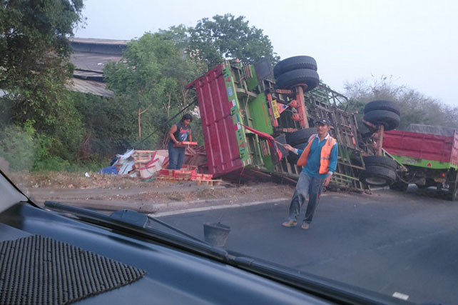 Truk Muat Keramik  Terguling 75 Persen Muatannya Pecah 