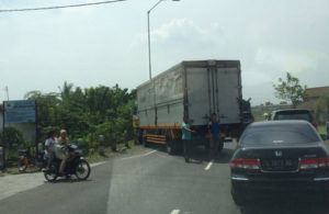 Melintang Setelah Tabrak Pembatas Jalan