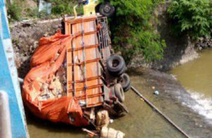 Truk Masuk Sungai di Nganjuk