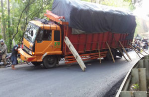Truk Mogok Melintang