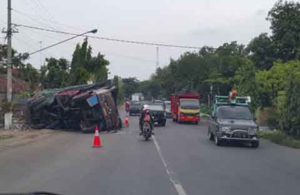 Truk Terguling di Caruban Ngawi