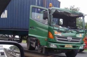 Pecah! Imbas Tabrak Pembatas Jalan