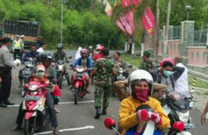 Bagi-Bagi Masker di Probolinggo