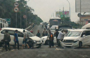 Tabrakan 3 Mobil Putih Arah Malang