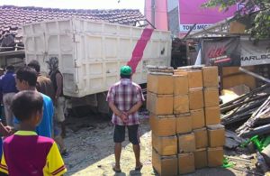 Truk Tabrak Rumah