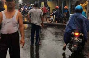 Tiang Roboh Kena Hujan dan Angin