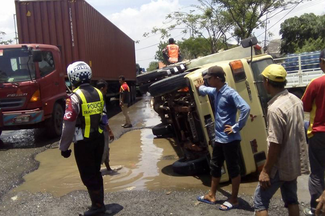 Lubang di Jalan Kalianak Makan Korban Truk Muat Keramik  