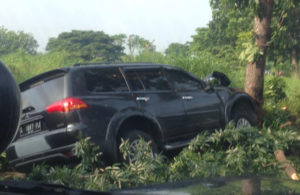 Pajero Tabrak Pohon di Depan UNESA.