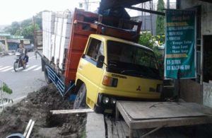 Truk Tabrak Warkop di Driyorejo
