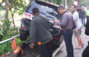Mobil Tabrak Pohon di Ngagel