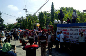 Unjuk Rasa di Depan PTTUN Ketintang