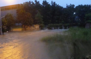 Banjir di Karangan Wiyung, Tembok Pembatas Graha Family Ikut Jebol