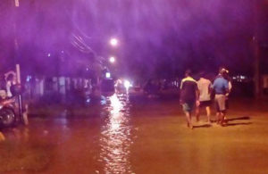 Yani Golf Banjir, Jalan Ditutup Warga