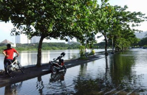 Mana yang Waduk UNESA, Mana yang Jalan Raya?