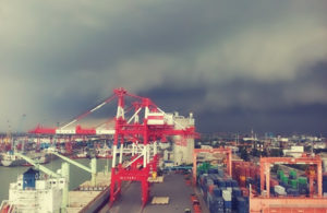 Sebelum Hujan di Pelabuhan Tanjung Perak