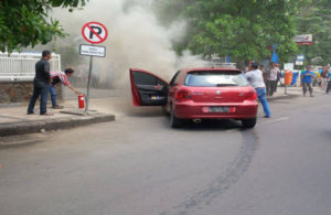 Mobil Terbakar di Depan RSUD Dr Soetomo