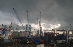 Di Bawah Awan Mendung