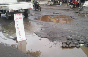 Awas Jalan Berlubang!