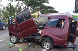 Akibat Tabrakan Frontal Dengan Bus