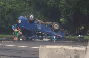 Truk Muat Air Mineral Terbalik Tol