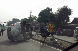 Toyota Rush Terguling di Trowulan