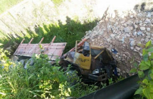 Truk Masuk Parit di Lawang
