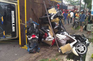 Truk yang Tabrakan Dengan Avanza