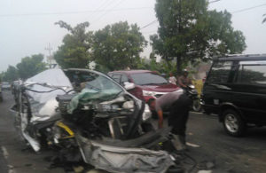 Mobil Ringsek Parah, Beruntung Pengemudi Selamat