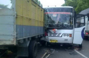 Bus Bagong vs Truk Colt Diesel di Malang