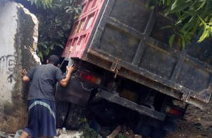 Truk Nyelonong Tabrak Rumah di Bangkalan
