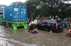 Polisi Urai Kemacetan di Margomulyo