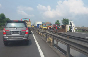 Terguling dan Nutup Dua Lajur Tol