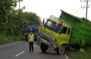 Truk Terperosok di Kedamean