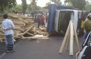 Truk Muat Kayu Terguling