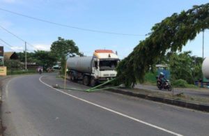 Truk Tabrak Tiang PJU di Bypass Pandaan