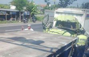 Truk Box vs Truk Trailer di Pucuk Lamongan
