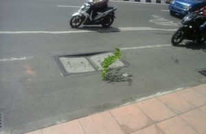Tutup Gorong-gorong Ambles di Urip Sumoharjo