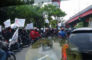Rombongan Pendemo Menuju DPRD Surabaya