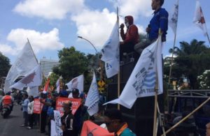Rombongan Pendemo di depan Taman Apsari