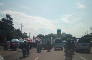 Rombongan Unjuk Rasa di Depan Kantor DPRD