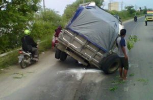 Dump Truk As Patah di Banyutami