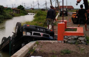 Ban Pecah, Pick Up Masuk Sungai