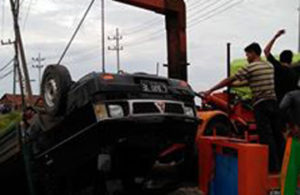 Ini Kronologi Kejadian Truk Terbalik Masuk Sungai