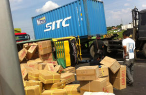 Terguling dan Nutup Lajur Tengah Tol
