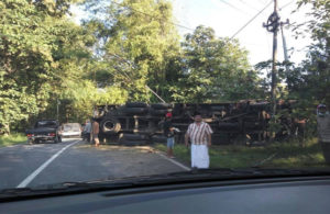 Truk Beras Terguling di Bangkalan, Macet